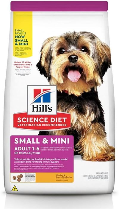 Pacote da ração Hill's Science Diet Small & Mini Adult, com a foto de um cão Yorkshire na frente da embalagem.